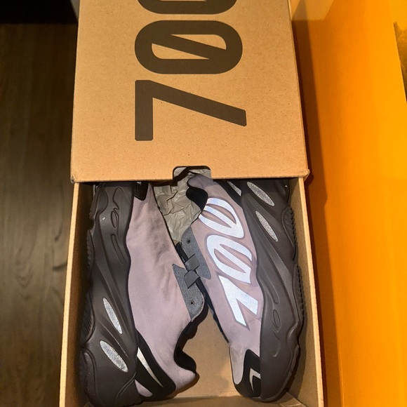 Yeezy boost 700 - Picture 6 of 12